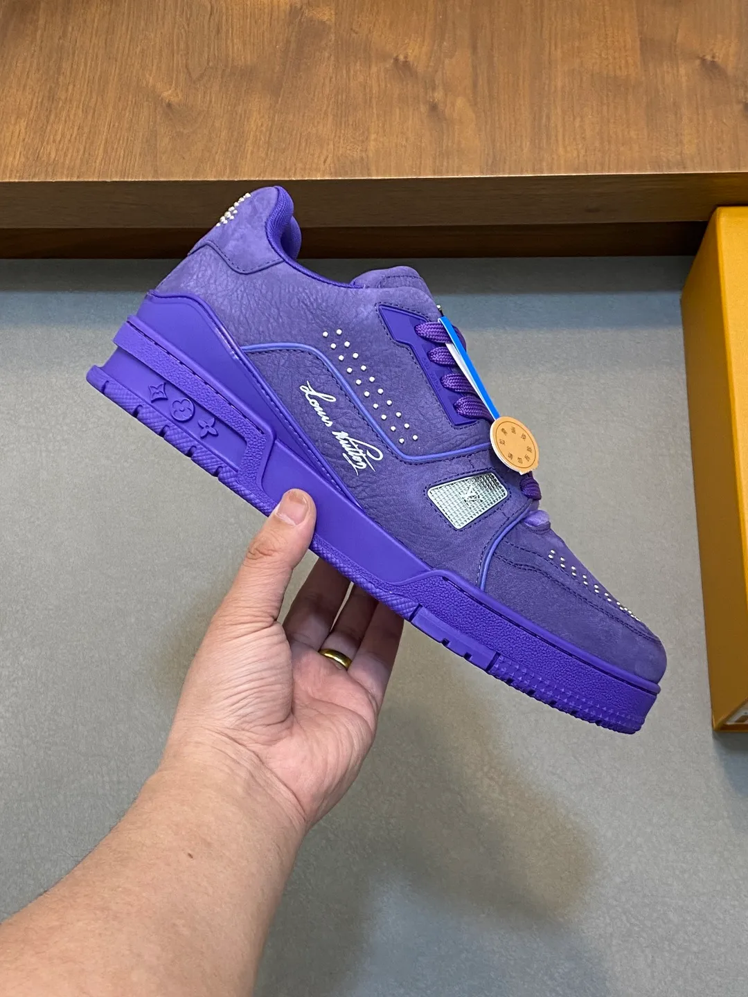 Men's men's shoes 💰820 Lujia New Color Men's 🧍‍♂️trainer sneakers, this LV Trainer sneaker is made of soft grained calfskin, showing pure tones, the #54 logo on the back traces the brand's birth in 1854, the designer's handwritten brand logo embellishes one side, designed by Virgil Abloh himself, a very commemorative sneaker, the new LV Louis Vuitton louis vuitton trainer sneaker low casual sports culture versatile basketball sneakers Size: 35-46 (customized for women 40, men 46)